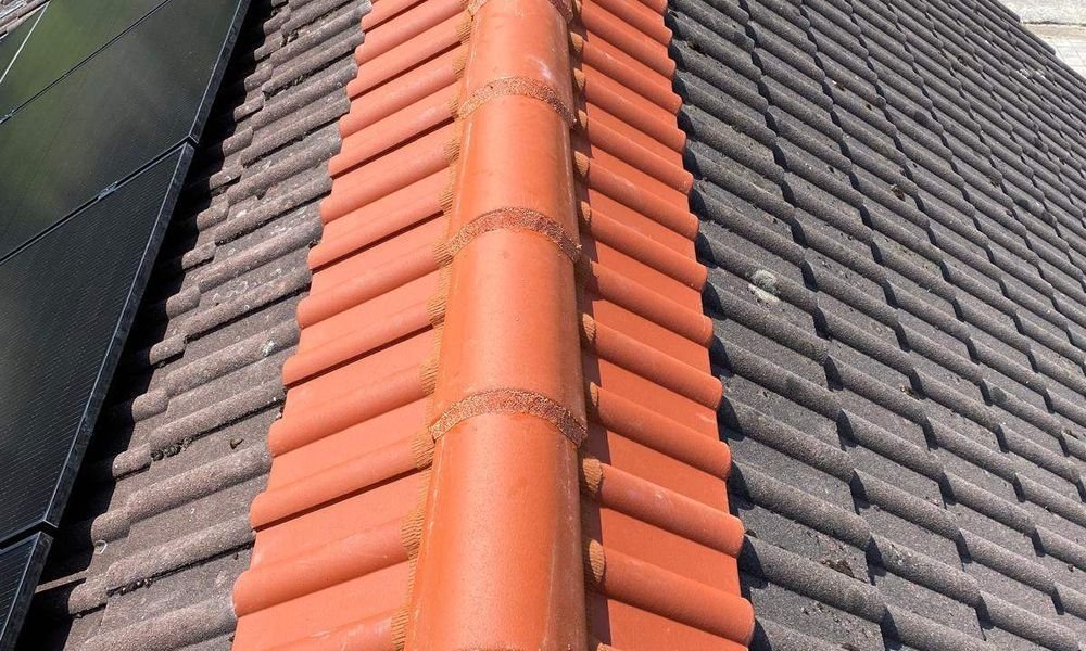 Schade aan nokvorsten hersteld Nokvorst reparatie